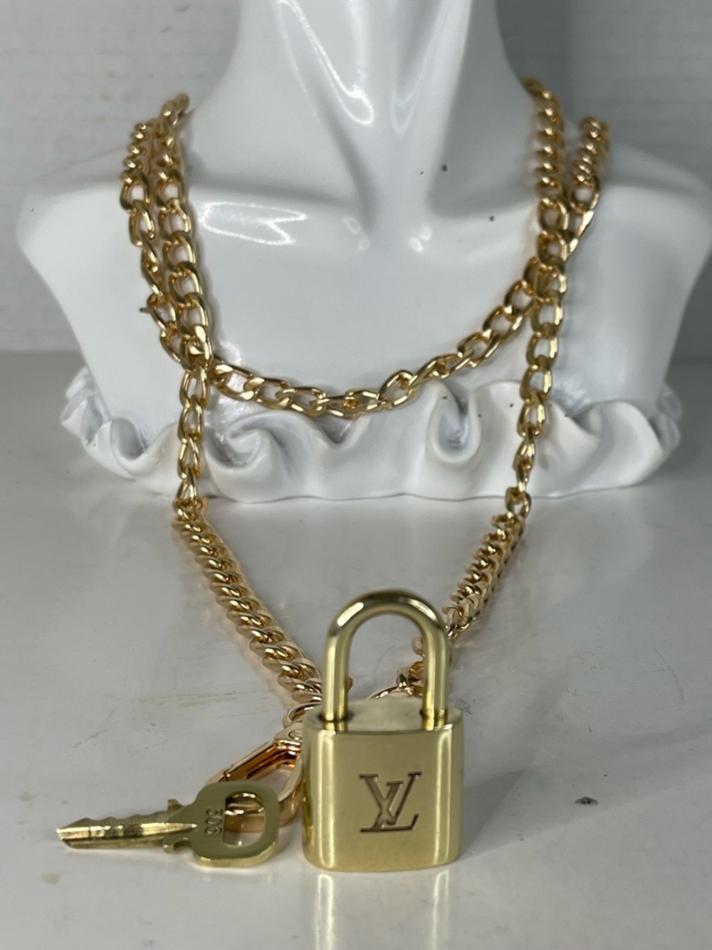 Louis Vuitton lock and Key #303 / unbranded chain included - Picture 6 of 6